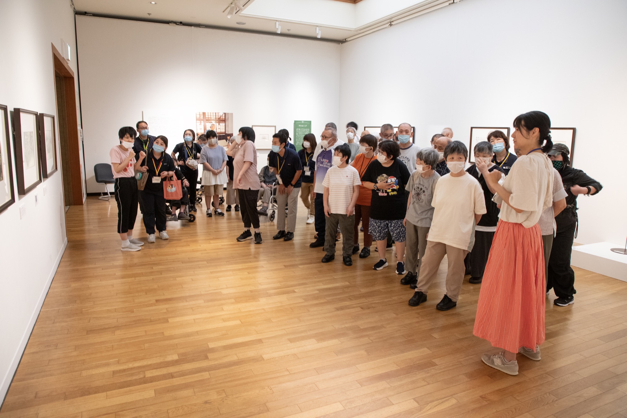 高知県立美術館で学芸員の解説を聞く参加者